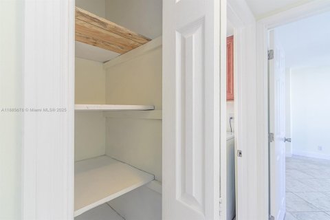 Condominio en alquiler en Hallandale Beach, Florida, 3 dormitorios, 128.11 m2 № 1932547 - foto 28