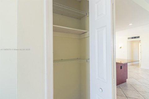 Condominio en alquiler en Hallandale Beach, Florida, 3 dormitorios, 128.11 m2 № 1932547 - foto 18
