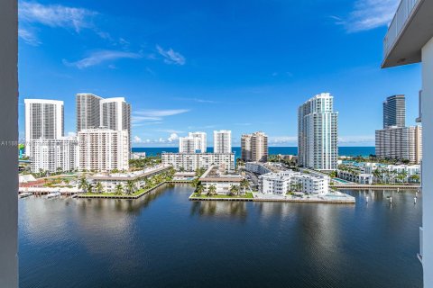 Condominio en alquiler en Hallandale Beach, Florida, 3 dormitorios, 128.11 m2 № 1932547 - foto 1