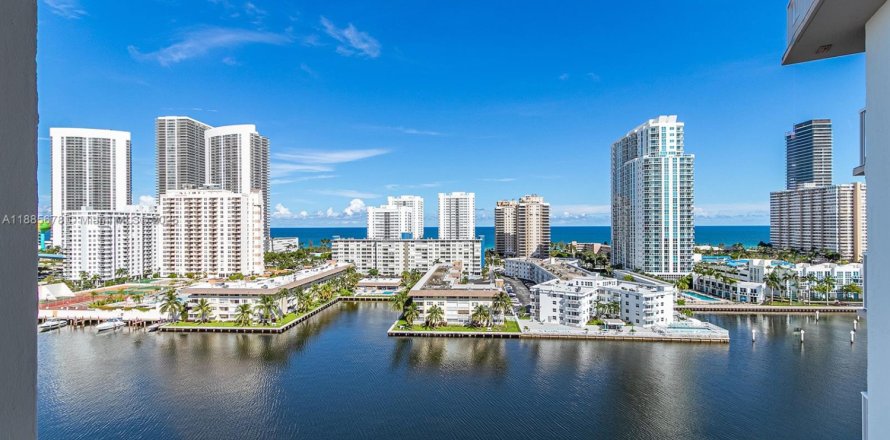 Condominio en Hallandale Beach, Florida, 3 dormitorios № 1932547