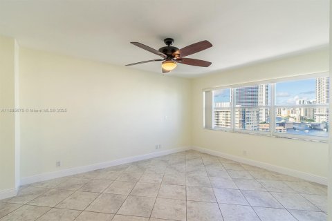 Condominio en alquiler en Hallandale Beach, Florida, 3 dormitorios, 128.11 m2 № 1932547 - foto 20