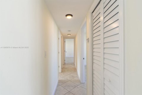 Condominio en alquiler en Hallandale Beach, Florida, 3 dormitorios, 128.11 m2 № 1932547 - foto 19