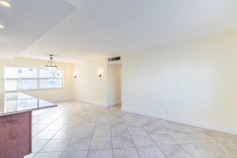 Condominio en alquiler en Hallandale Beach, Florida, 3 dormitorios, 128.11 m2 № 1932547 - foto 14