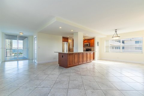 Condominio en alquiler en Hallandale Beach, Florida, 3 dormitorios, 128.11 m2 № 1932547 - foto 13