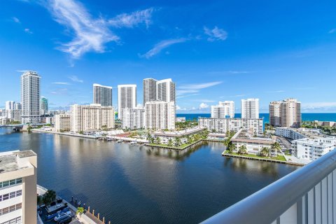 Condominio en alquiler en Hallandale Beach, Florida, 3 dormitorios, 128.11 m2 № 1932547 - foto 2