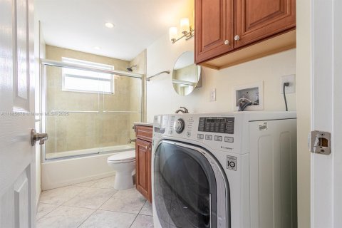 Condominio en alquiler en Hallandale Beach, Florida, 3 dormitorios, 128.11 m2 № 1932547 - foto 29