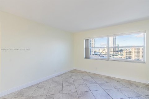 Condominio en alquiler en Hallandale Beach, Florida, 3 dormitorios, 128.11 m2 № 1932547 - foto 15