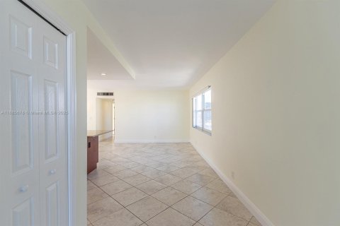 Condominio en alquiler en Hallandale Beach, Florida, 3 dormitorios, 128.11 m2 № 1932547 - foto 17