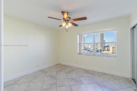 Condominio en alquiler en Hallandale Beach, Florida, 3 dormitorios, 128.11 m2 № 1932547 - foto 26