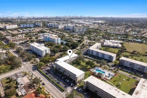 Condo in Hollywood, Florida, 1 bedroom  № 1696514 - photo 27