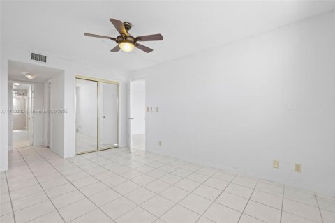 Condo in Hollywood, Florida, 1 bedroom  № 1696514 - photo 15