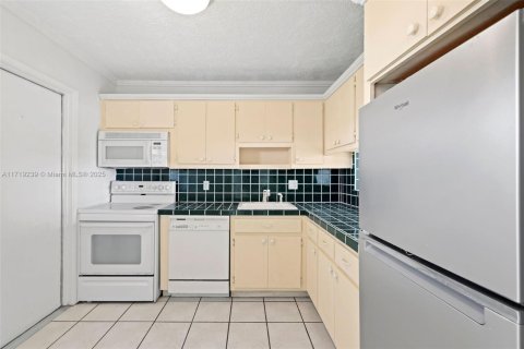 Condo in Hollywood, Florida, 1 bedroom  № 1696514 - photo 3