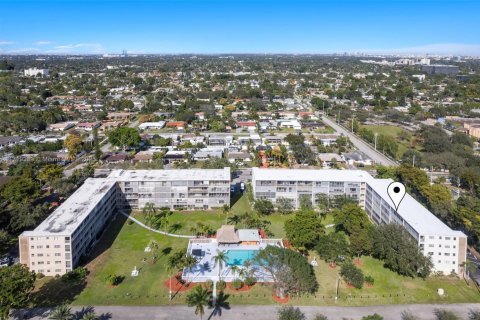 Condo in Hollywood, Florida, 1 bedroom  № 1696514 - photo 24