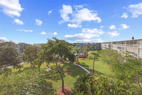 Condo in Hollywood, Florida, 1 bedroom  № 1696514 - photo 23