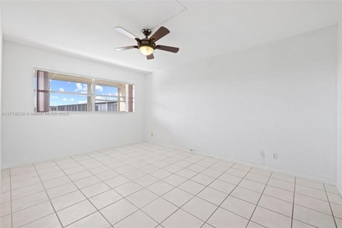 Condo in Hollywood, Florida, 1 bedroom  № 1696514 - photo 13