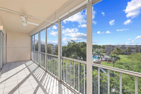 Condo in Hollywood, Florida, 1 bedroom  № 1696514 - photo 1