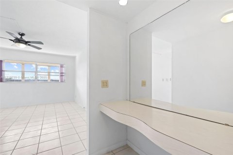 Condo in Hollywood, Florida, 1 bedroom  № 1696514 - photo 18