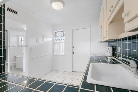 Condo in Hollywood, Florida, 1 bedroom  № 1696514 - photo 5