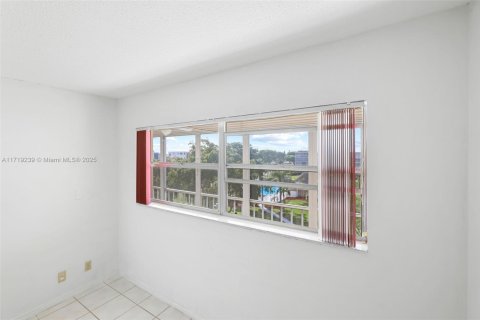 Condo in Hollywood, Florida, 1 bedroom  № 1696514 - photo 16
