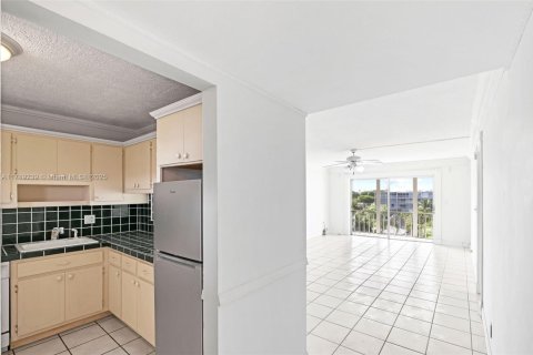 Condo in Hollywood, Florida, 1 bedroom  № 1696514 - photo 2