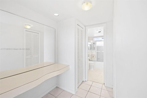 Condo in Hollywood, Florida, 1 bedroom  № 1696514 - photo 17