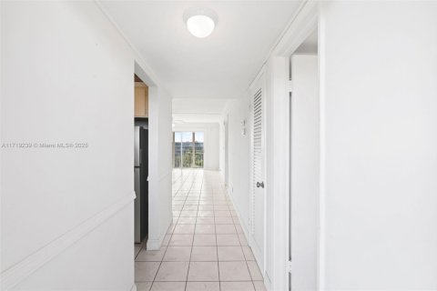 Condo in Hollywood, Florida, 1 bedroom  № 1696514 - photo 8