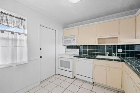 Condo in Hollywood, Florida, 1 bedroom  № 1696514 - photo 7