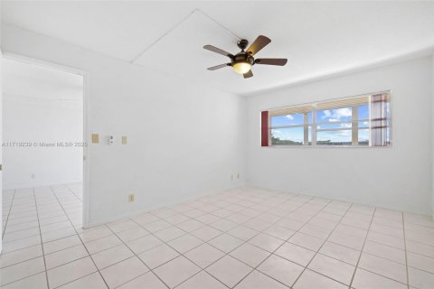 Condo in Hollywood, Florida, 1 bedroom  № 1696514 - photo 14