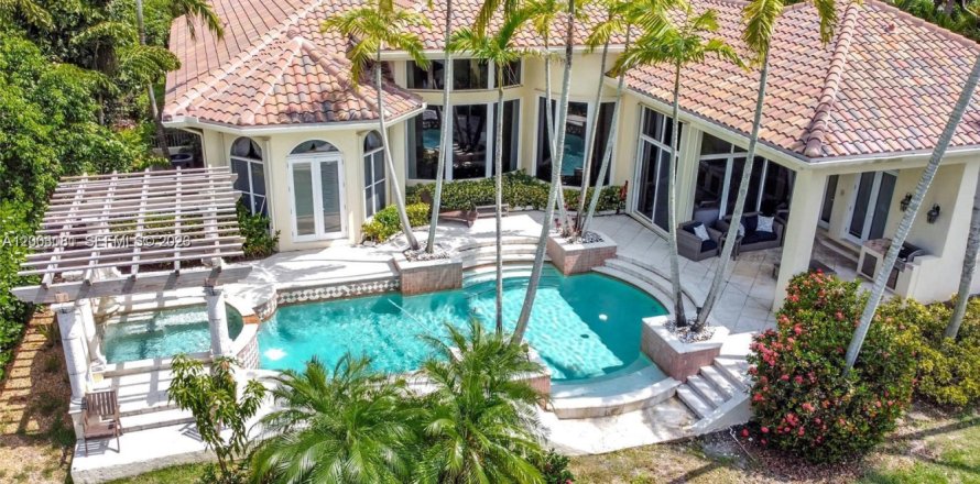 House in Plantation, Florida 4 bedrooms, 335.38 sq.m. № 2066571