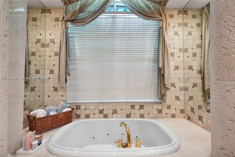 House in Plantation, Florida 4 bedrooms, 335.38 sq.m. № 2066571 - photo 16