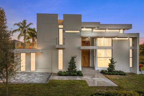 House in Winter Park, Florida 4 bedrooms, 424.01 sq.m. № 1538459 - photo 1