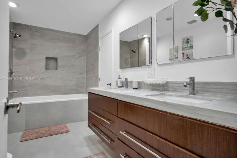 Casa en venta en Fort Lauderdale, Florida, 5 dormitorios, 380.06 m2 № 2029332 - foto 24