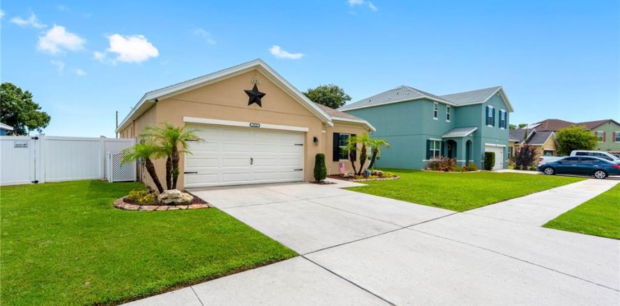 House in Plant City, Florida 3 bedrooms, 151.06 sq.m. № 2200738