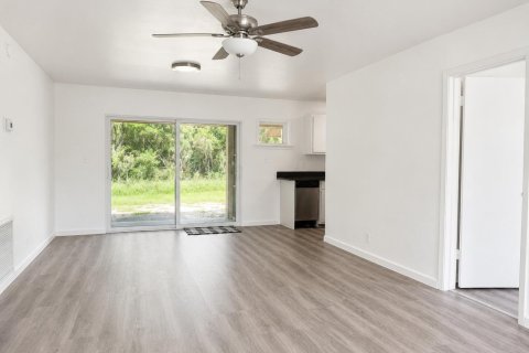 House in Vero Beach, Florida 2 bedrooms, 95.32 sq.m. № 2399685 - photo 3