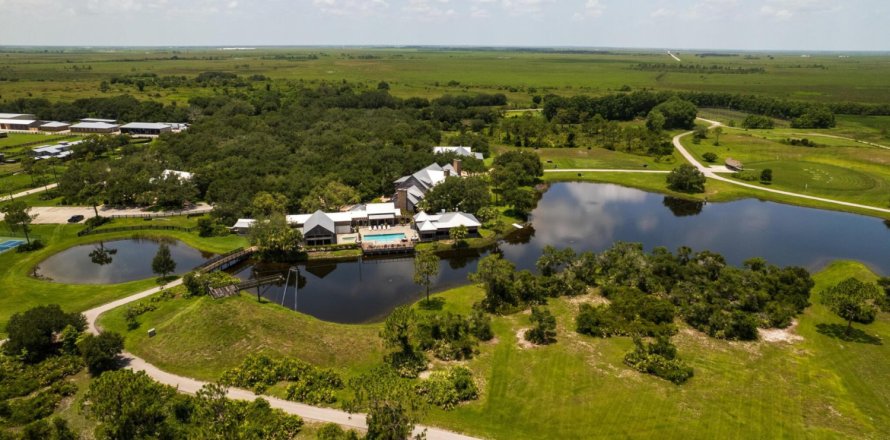 Villa ou maison à Okeechobee, Floride 9 chambres, 1114.83 m2 № 914455