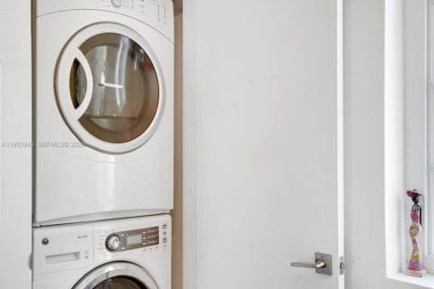 Condominio en alquiler en Miami Beach, Florida, 3 dormitorios, 114.27 m2 № 2027281 - foto 26