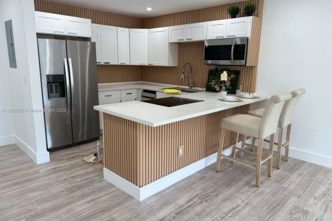 Condo in Miami, Florida, 1 bedroom  № 1811914 - photo 1