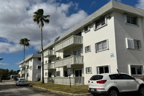 Condo in Miami, Florida, 1 bedroom  № 1811914 - photo 18