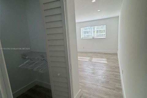 Condo in Miami, Florida, 1 bedroom  № 1811914 - photo 10