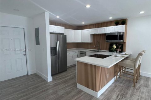 Condo in Miami, Florida, 1 bedroom  № 1811914 - photo 5