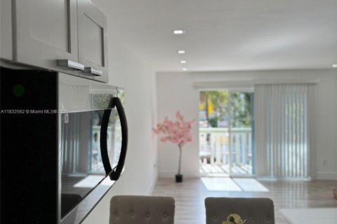 Condo in Miami, Florida, 1 bedroom  № 1811914 - photo 3
