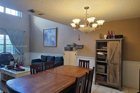 House in Miami, Florida 3 bedrooms, 205.87 sq.m. № 1977454 - photo 6