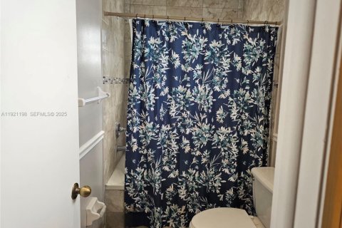 House in Miami, Florida 3 bedrooms, 205.87 sq.m. № 1977454 - photo 16