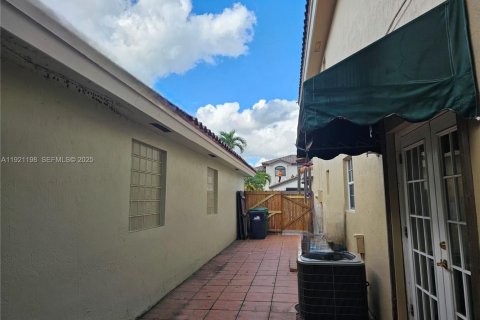 House in Miami, Florida 3 bedrooms, 205.87 sq.m. № 1977454 - photo 21