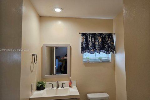 House in Miami, Florida 3 bedrooms, 205.87 sq.m. № 1977454 - photo 17