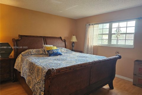 House in Miami, Florida 3 bedrooms, 205.87 sq.m. № 1977454 - photo 10