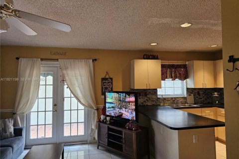 House in Miami, Florida 3 bedrooms, 205.87 sq.m. № 1977454 - photo 9