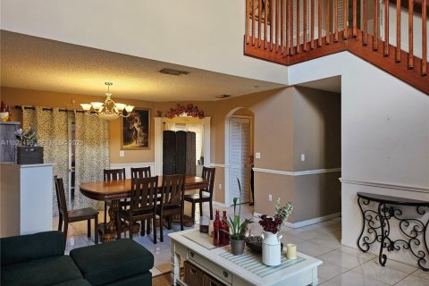 House in Miami, Florida 3 bedrooms, 205.87 sq.m. № 1977454 - photo 2