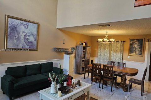 House in Miami, Florida 3 bedrooms, 205.87 sq.m. № 1977454 - photo 4