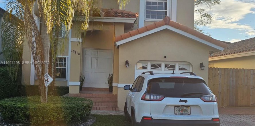 House in Miami, Florida 3 bedrooms, 205.87 sq.m. № 1977454